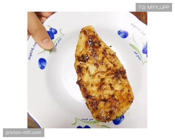 谌利军家的冰箱里只有鸡胸肉和水，连儿子想吃冰淇淋都得偷偷藏超市小票